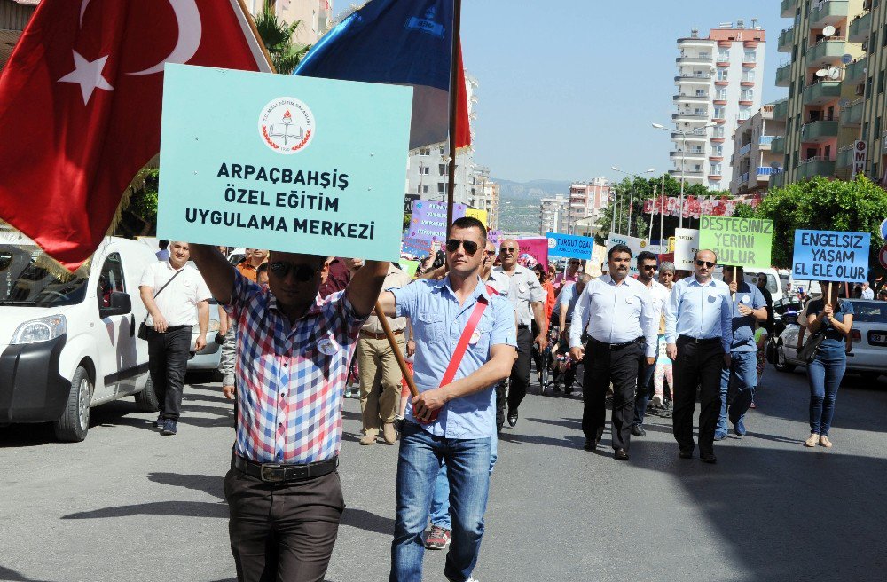 Engelliler Ve Aileleri Farkındalık İçin Yürüdü