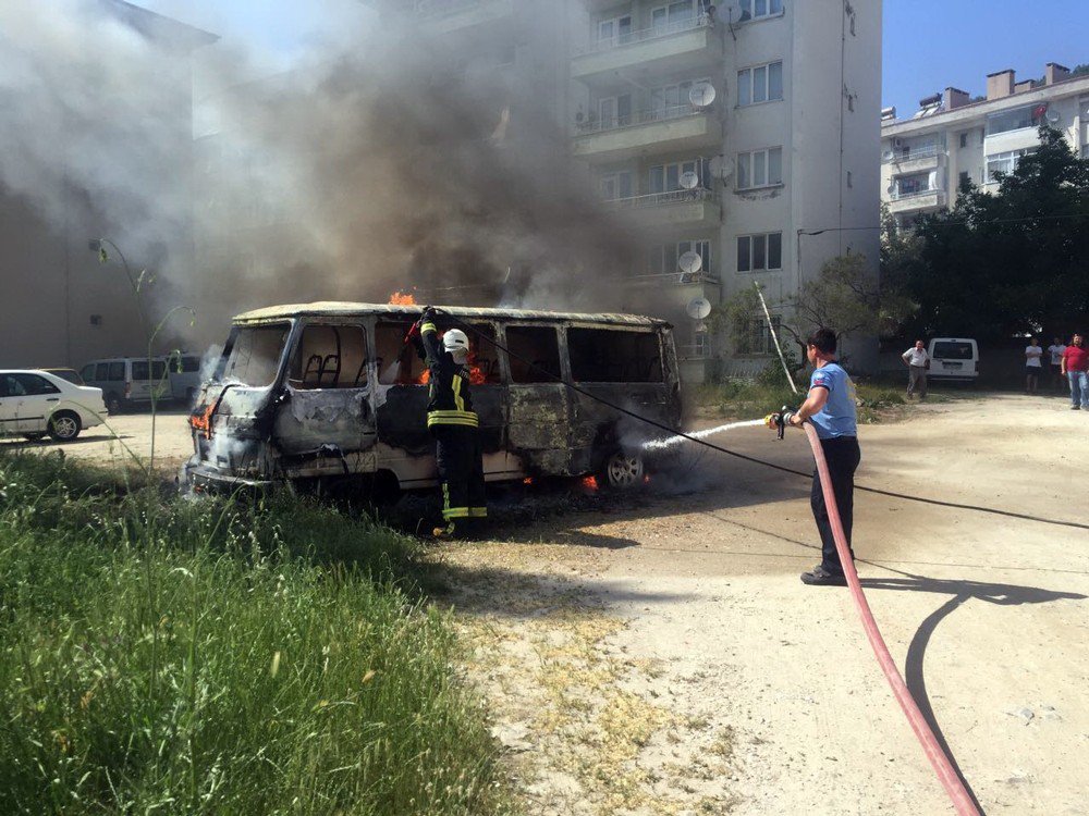 Terk Edilmiş Minibüs Yandı