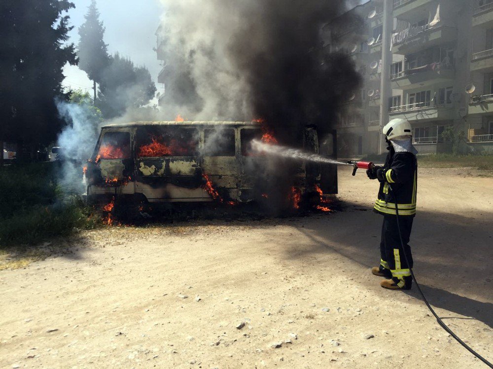 Terk Edilmiş Minibüs Yandı