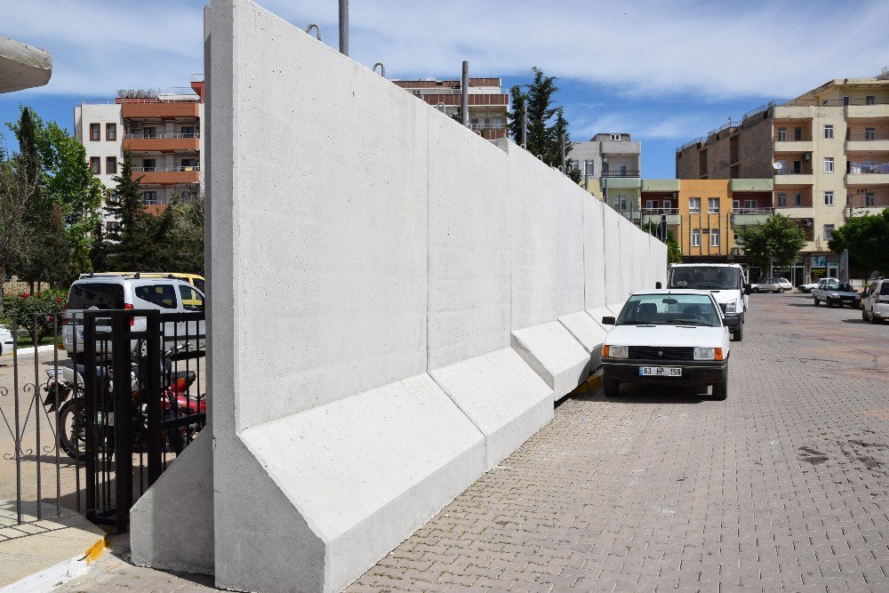 Belediye Binasının Etrafı Güvenlik Duvarıyla Çevrildi