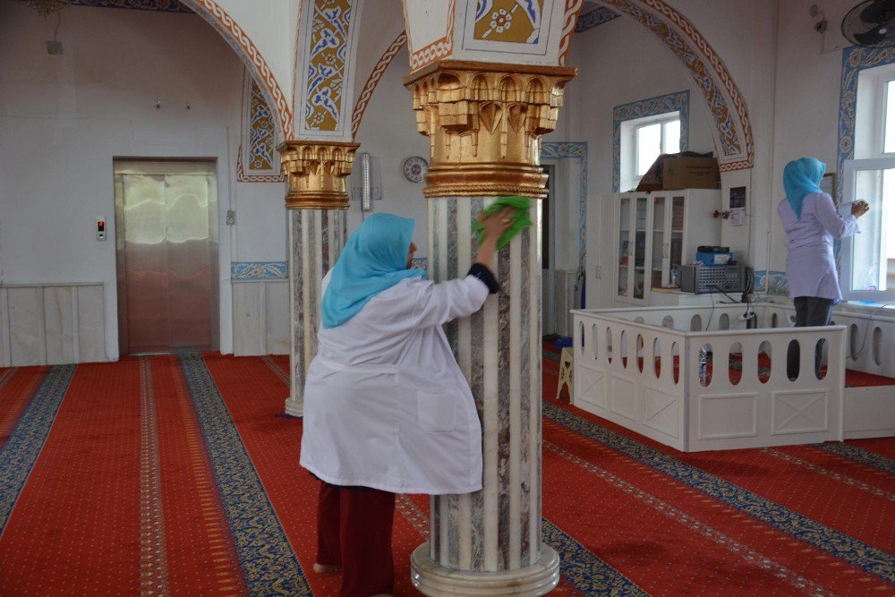 Şehzadeler’de Camiler Ramazan’a Hazır