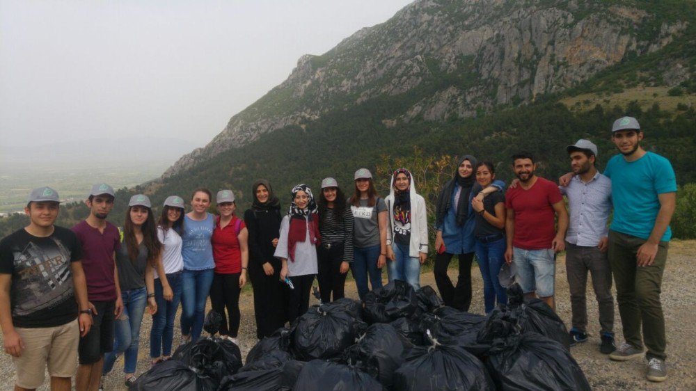 Üniversitelilerden Spil’de Temizlik Çalışması