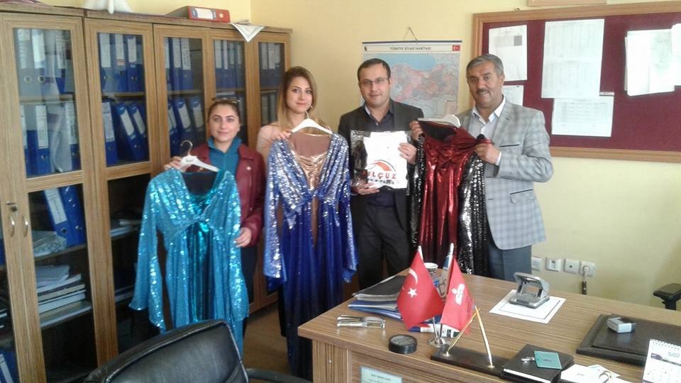 Ak Parti İlçe Başkanı Çevik’ten Folklor Ekine Kıyafet Desteği