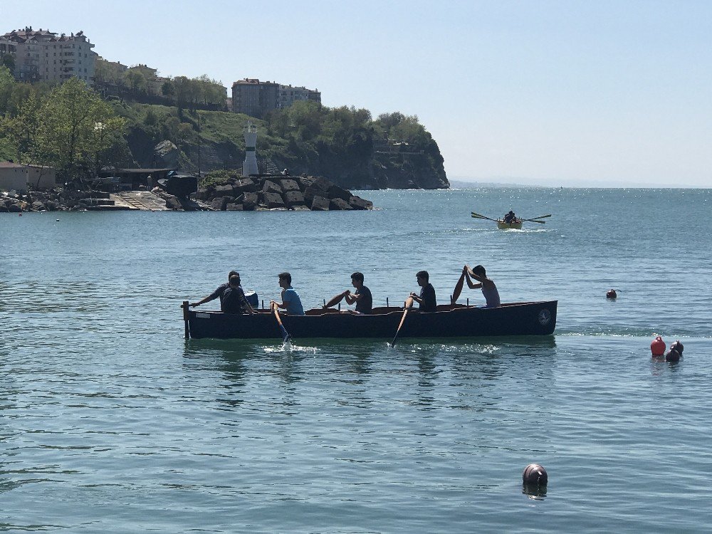 Karadeniz’de Kürek Yarışları Yapıldı