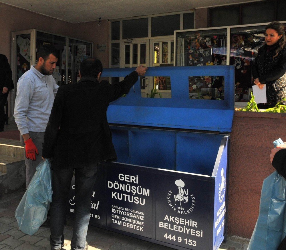 Akşehir Belediyesi’nden Okullara Üçlü Geri Dönüşüm Kutuları