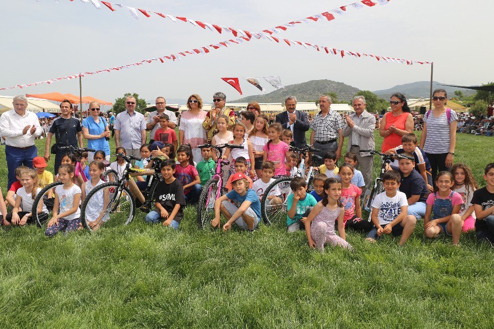 Çocuk Oyunlarında Dereceye Girenlere Başkan Uysal’dan Bisiklet