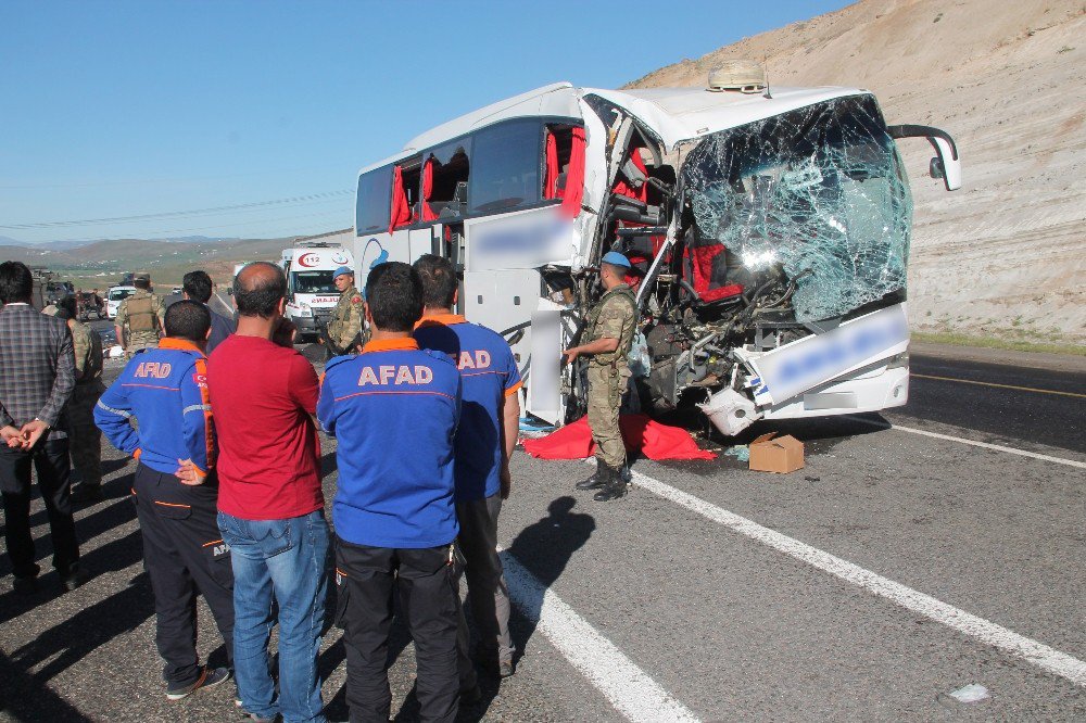 Elazığ’da Otobüs Tıra Çarptı: 2 Ölü, 30 Yaralı