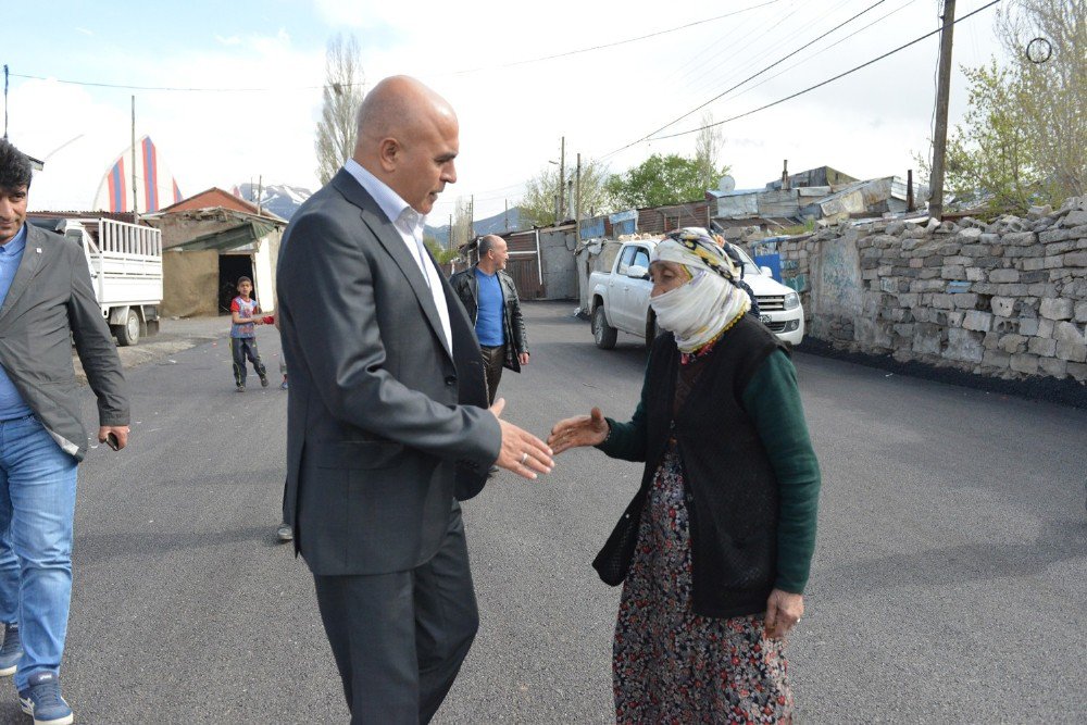 Biri Asfalta Teşekkür Etti, Diğeri Evinin Önüne Asfalt İstedi