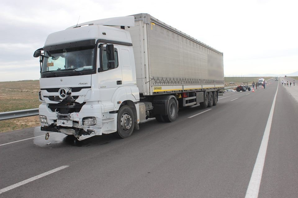 Karaman’da Çekici Traktöre Çarptı: 1 Ölü