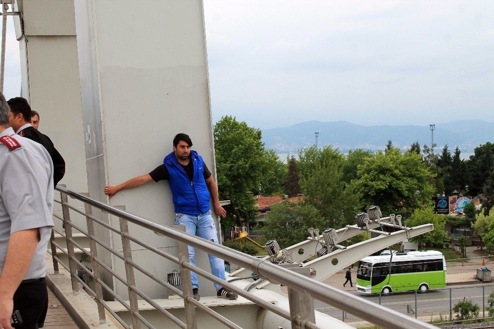 Parasını Alamayan İşçi Köprüden Atlamak İstedi