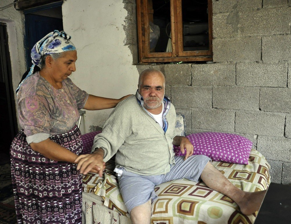 Kolu Ve Ayaklarını Kullanamayan Adamın Tek İsteği Akülü Sandalye