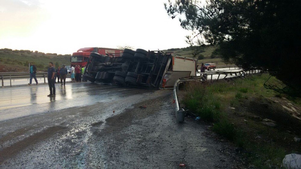 Kula’da Tır Devrildi: 1 Yaralı