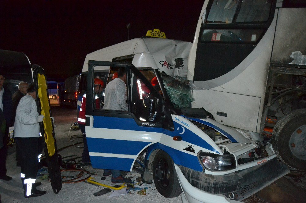 İterek Çalıştırmak İstediği Minibüsle Otobüsün Altına Girdi: 1 Yaralı