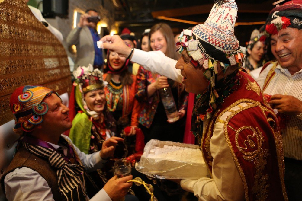 Romanya’dan Gelen Belediye Başkanına Kına Gecesi