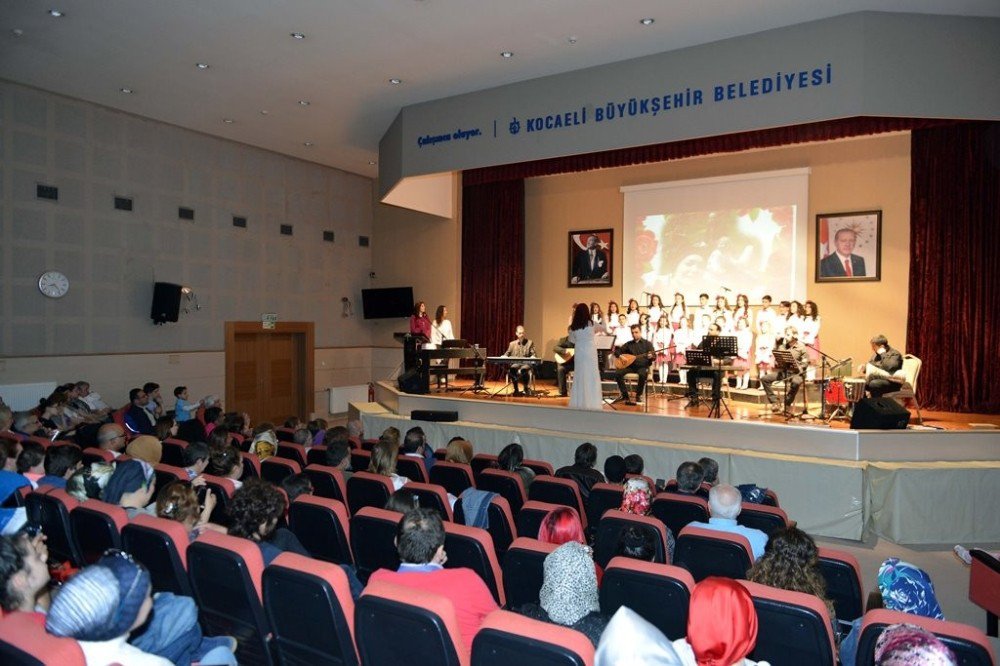 Çocuk Korosundan Anneler Gününe Özel Konser