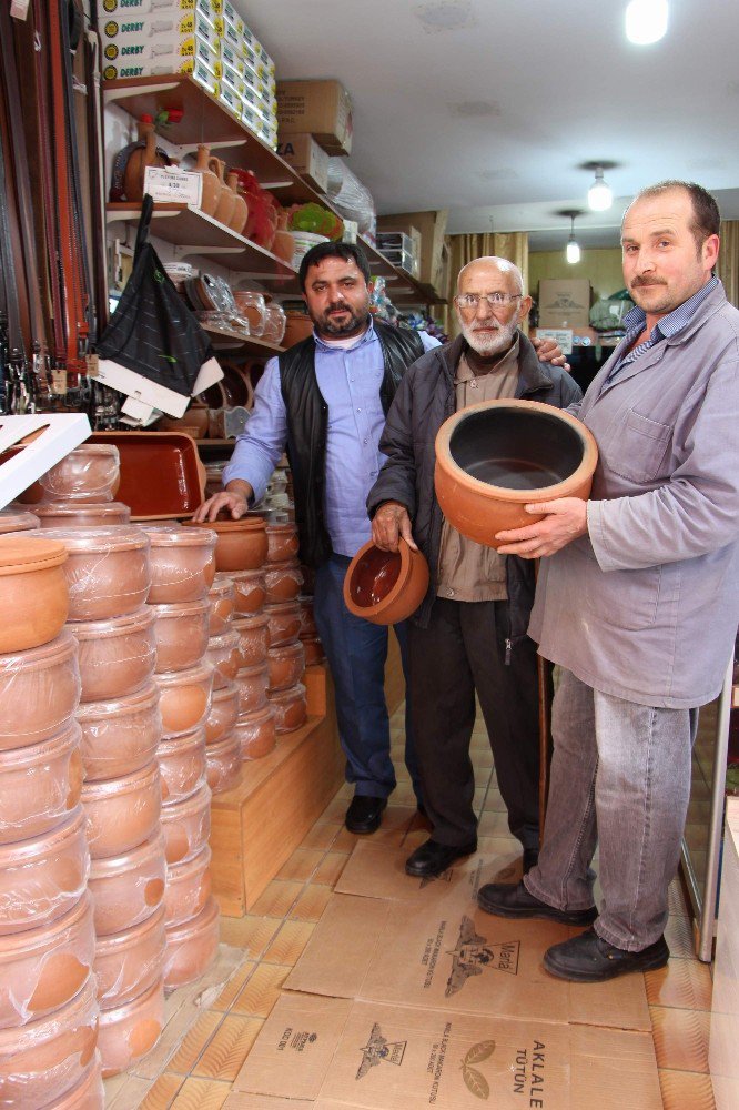 Tezgahlarda Yerini Alan Ramazan Güveçlerine İlgi Arttı