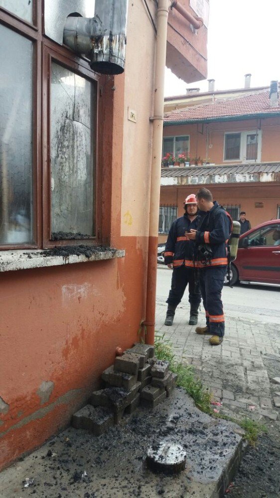 Havalandırma Borusunda Çıkan Yangın İtfaiye Ekiplerince Söndürüldü