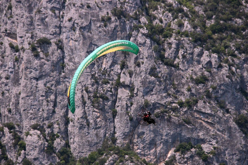 Kanyonda Paramotor Gösterisi Nefes Kesti