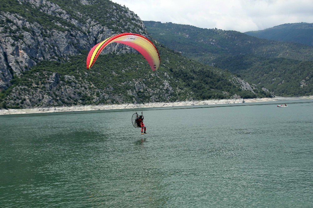 Kanyonda Paramotor Gösterisi Nefes Kesti