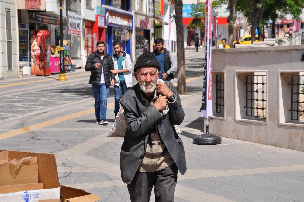 Çöpten Şişe Toplayarak Üniversite Öğrencisi Çocuklarını Okutuyor