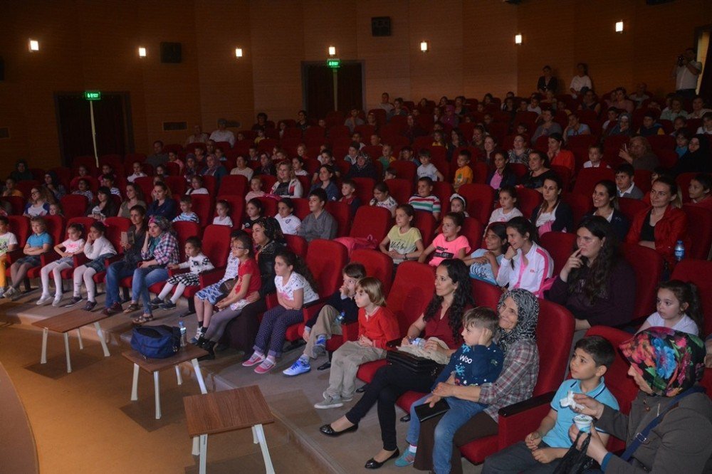 “Dönüşüm İyi Gelecek” Tiyatro Oyunu İlgiyle İzlendi