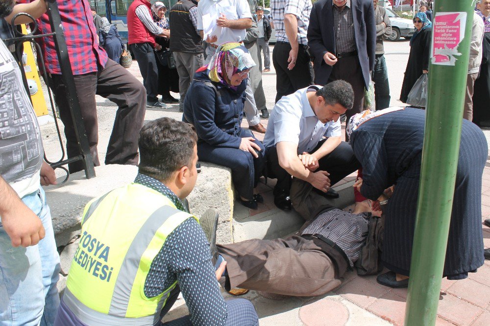 Kaymakam Koruması Kriz Geçiren Yaşlı Adamı Yere Düşerken Yakaladı