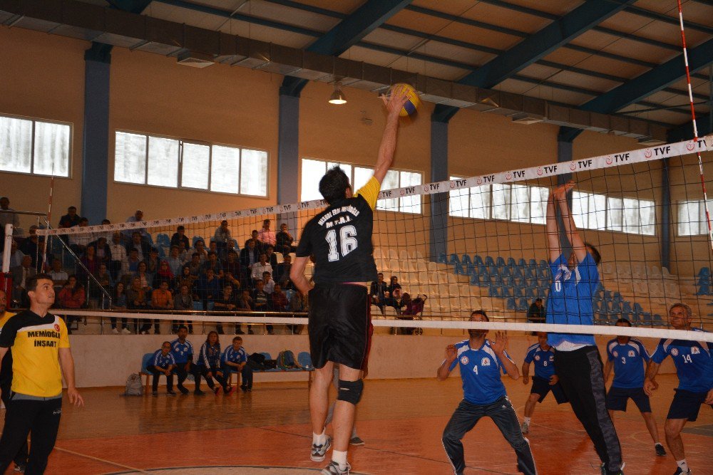 Voleybol Turnuvasının Şampiyonu Mesude-erol Memioğlu Mesleki Ve Teknik Anadolu Lisesi