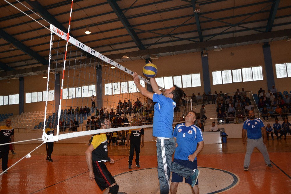 Voleybol Turnuvasının Şampiyonu Mesude-erol Memioğlu Mesleki Ve Teknik Anadolu Lisesi