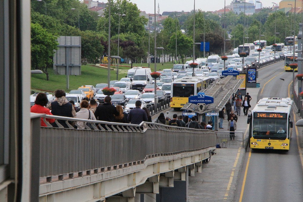 İstanbul’da Bayram Tatili E-5’i Durma Noktasına Getirdi