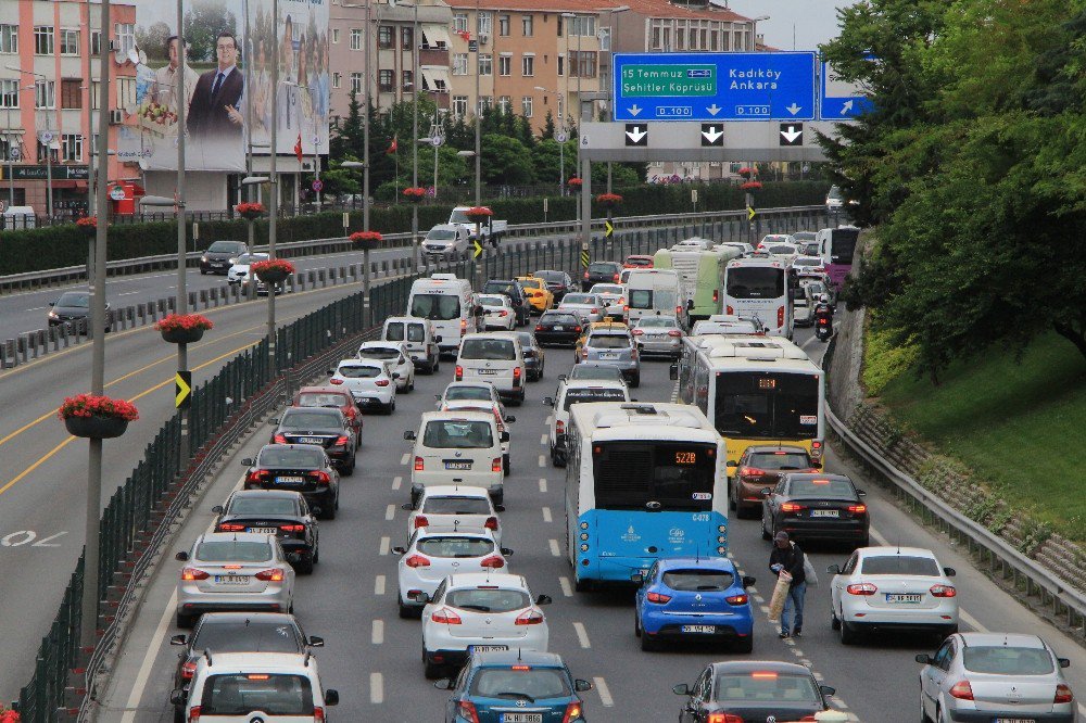 İstanbul’da Bayram Tatili E-5’i Durma Noktasına Getirdi