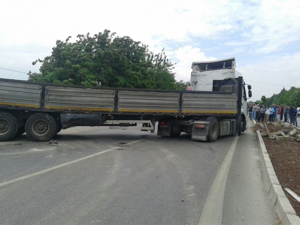 Kantardan Kaçan Tır Yan Yatınca Trafik Felç Oldu