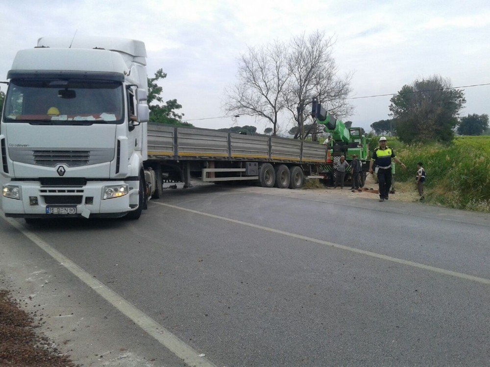 Kantardan Kaçan Tır Yan Yatınca Trafik Felç Oldu