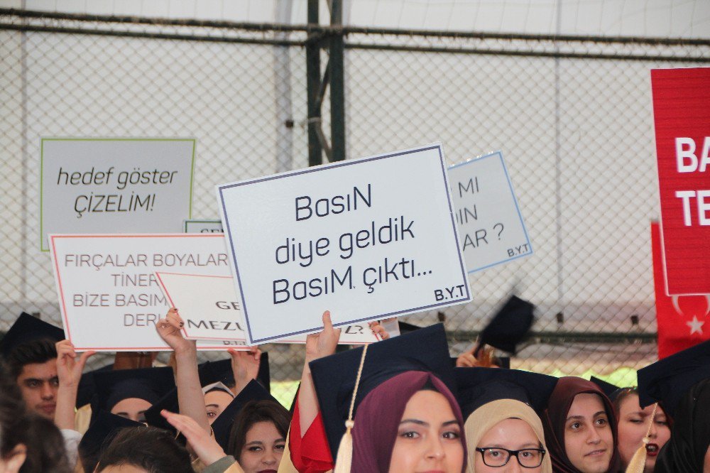 Bilecik Şeyh Edebali Üniversitesi Meslek Yüksek Okullarındaki 974 Öğrenci Kep Attı