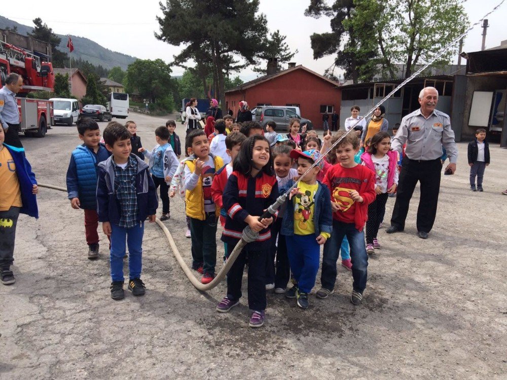 Anaokulu Öğrencilerinden İtfaiye Ziyareti