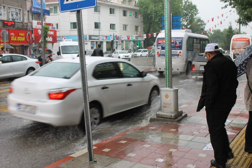 Afyonkarahisar’da Aniden Bastıran Yağmur Hayatı Olumsuz Etkiledi