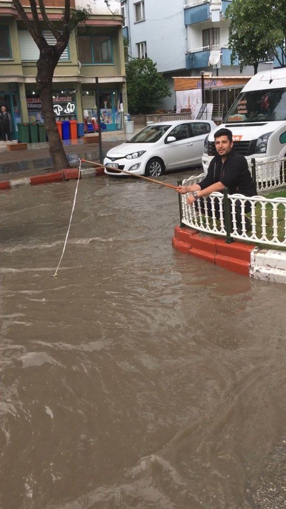 ‘Yeşilyol Barajındayız Rastgele Dostlar’ Dedi Oltasını En İşlek Caddeye Attı