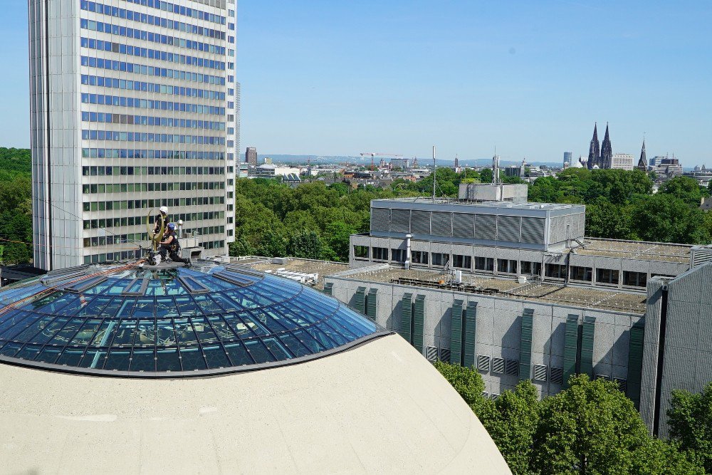 Köln Ditib Merkez Camii’nin Hilalleri Takıldı