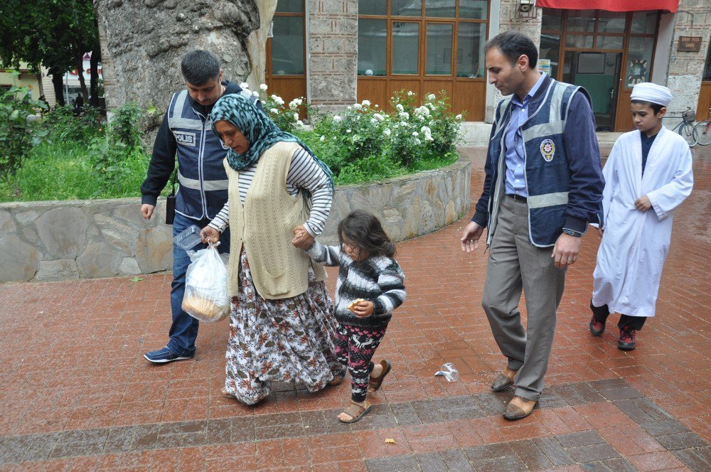 Dilencinin Çocuğuna Polis Şefkati