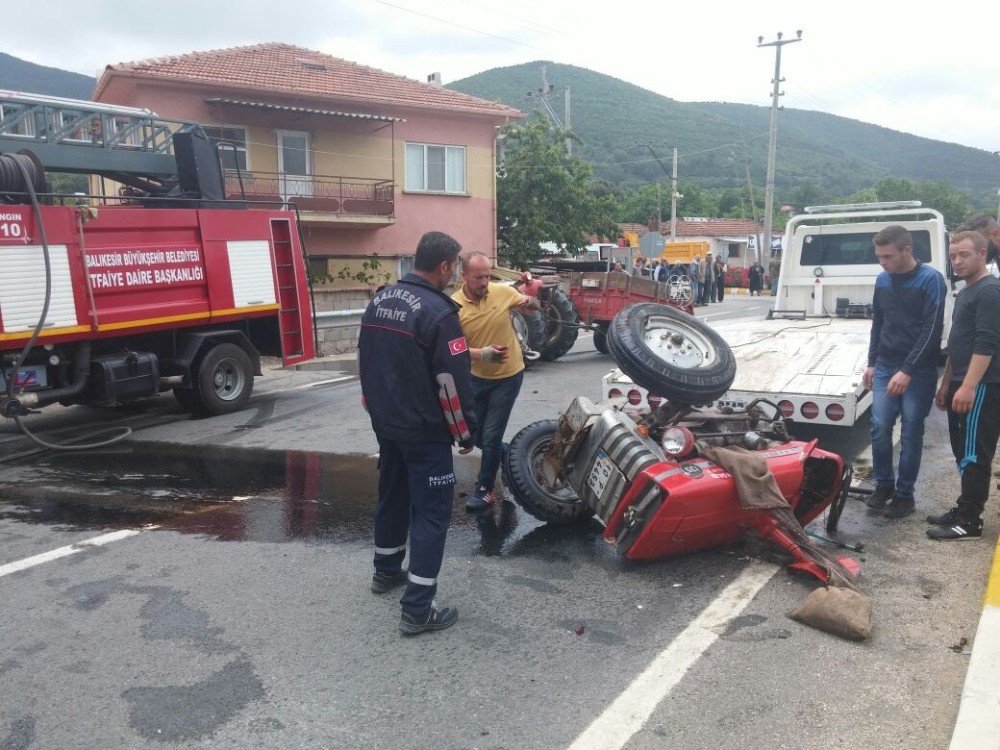 Kamyonla Çarpışan Traktör İkiyi Bölündü