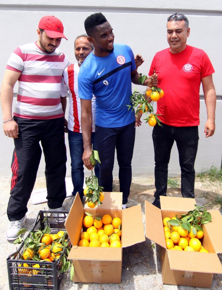 Eto’o’ya Finike Portakalı İkramı