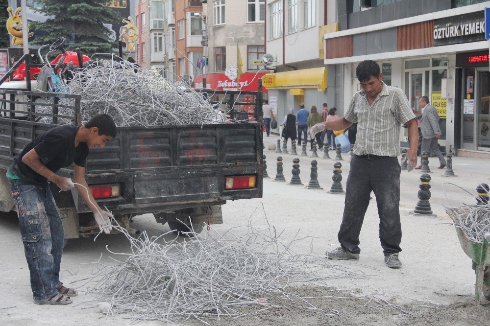 Belediyenin Yol Çalışması Hurdacılara Ekmek Kapısı Oldu