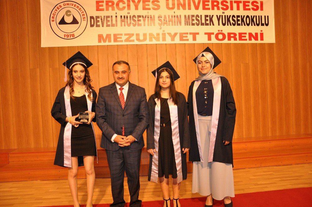 Develi Hüseyin Şahin Meslek Yüksekokulu 10’uncu Dönem Mezunlarını Verdi