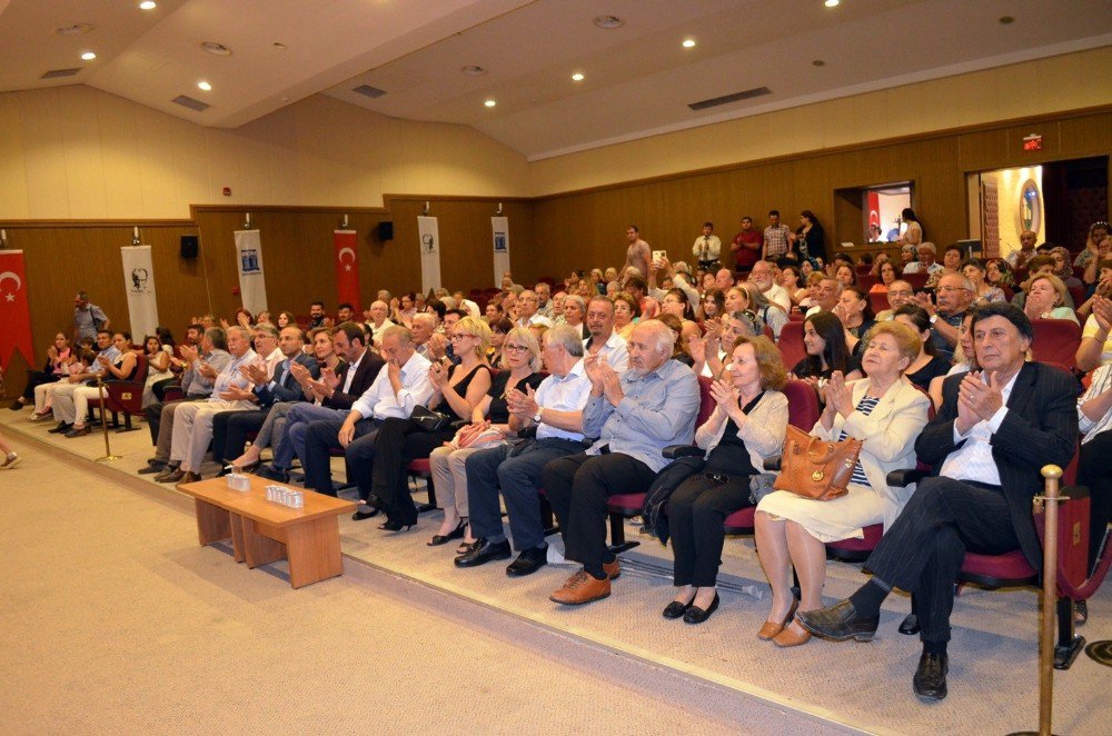 Didim Belediyesinden Atatürk Kıyafetleri Defilesi