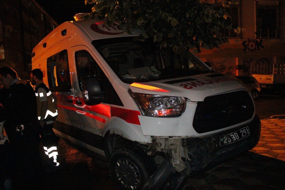 Elazığ’da Ambulans İle Otomobil Çarpıştı: 2 Yaralı