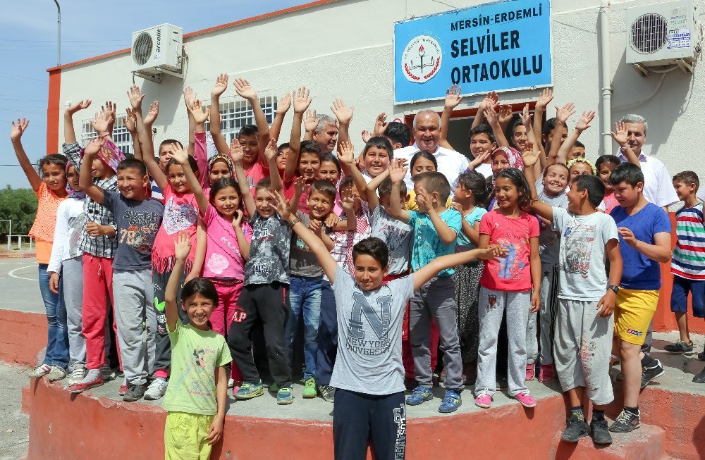 Erdemli Belediyesi’nden Öğrencilere Temizlik Seti