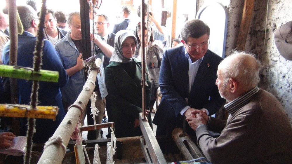 Eski Başbakan Ahmet Davutoğlu Hasankeyf’i Gezdi