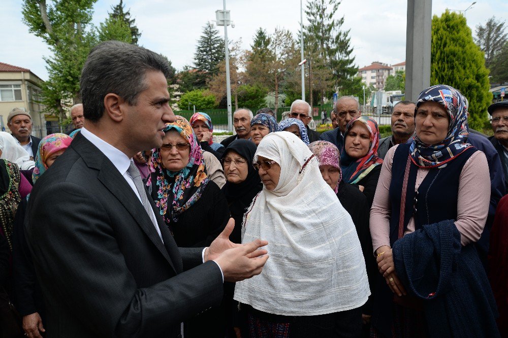 Evlerinden Çıkmaları İstenen Köylüler Valilikte Toplandı