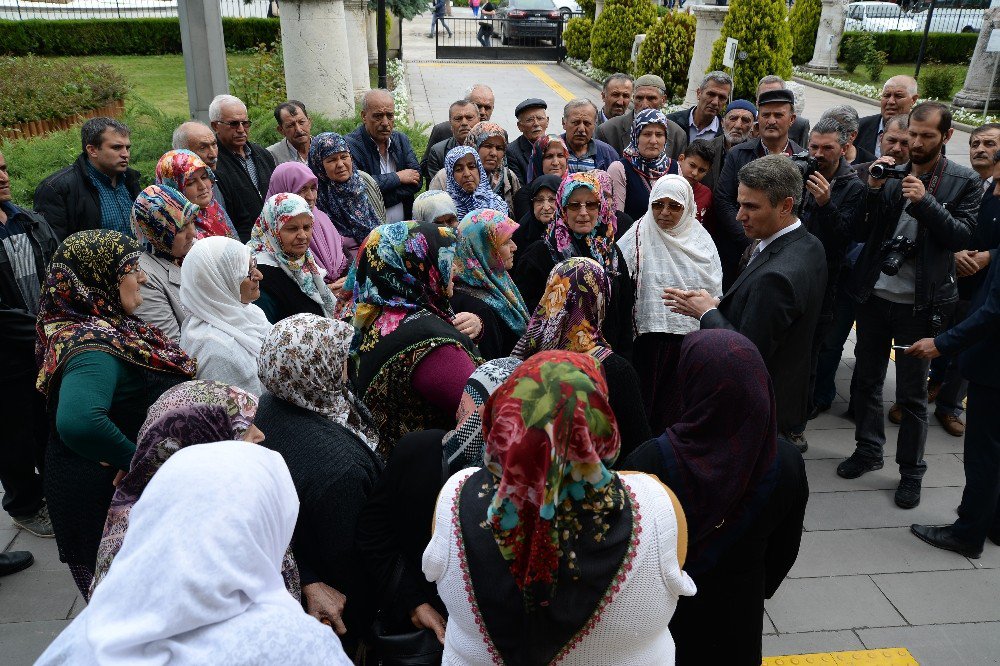 Evlerinden Çıkmaları İstenen Köylüler Valilikte Toplandı