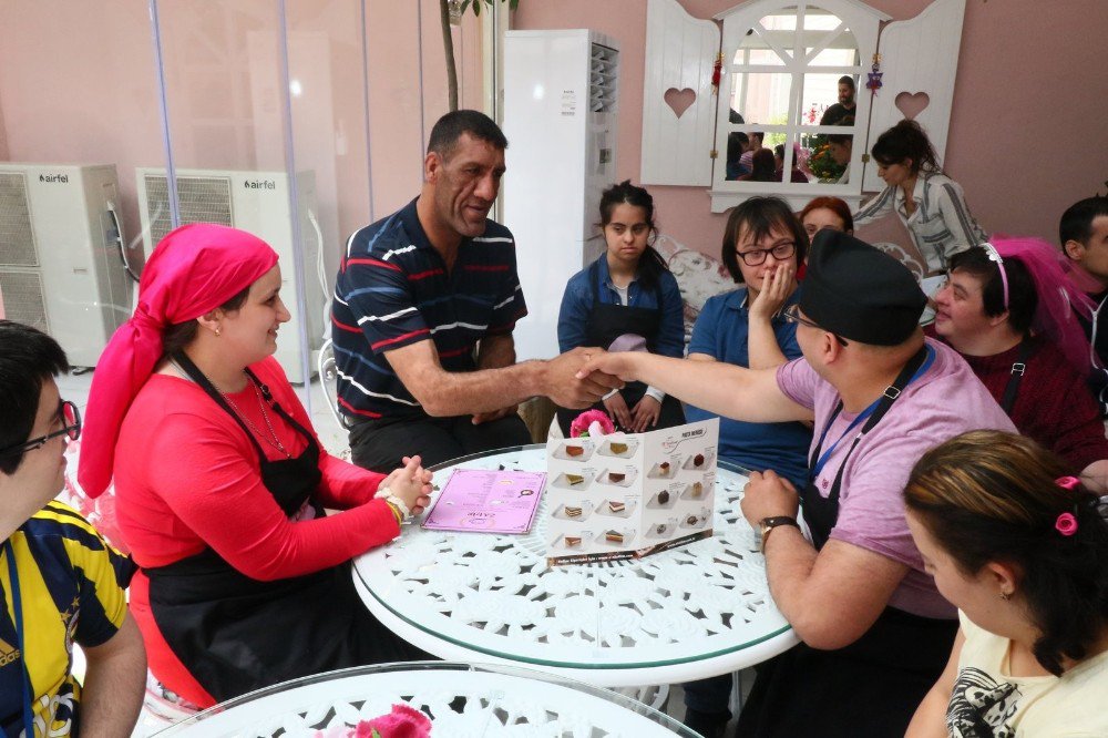 İçerde’nin “Minik”inden Zahir Kafe’ye Ziyaret