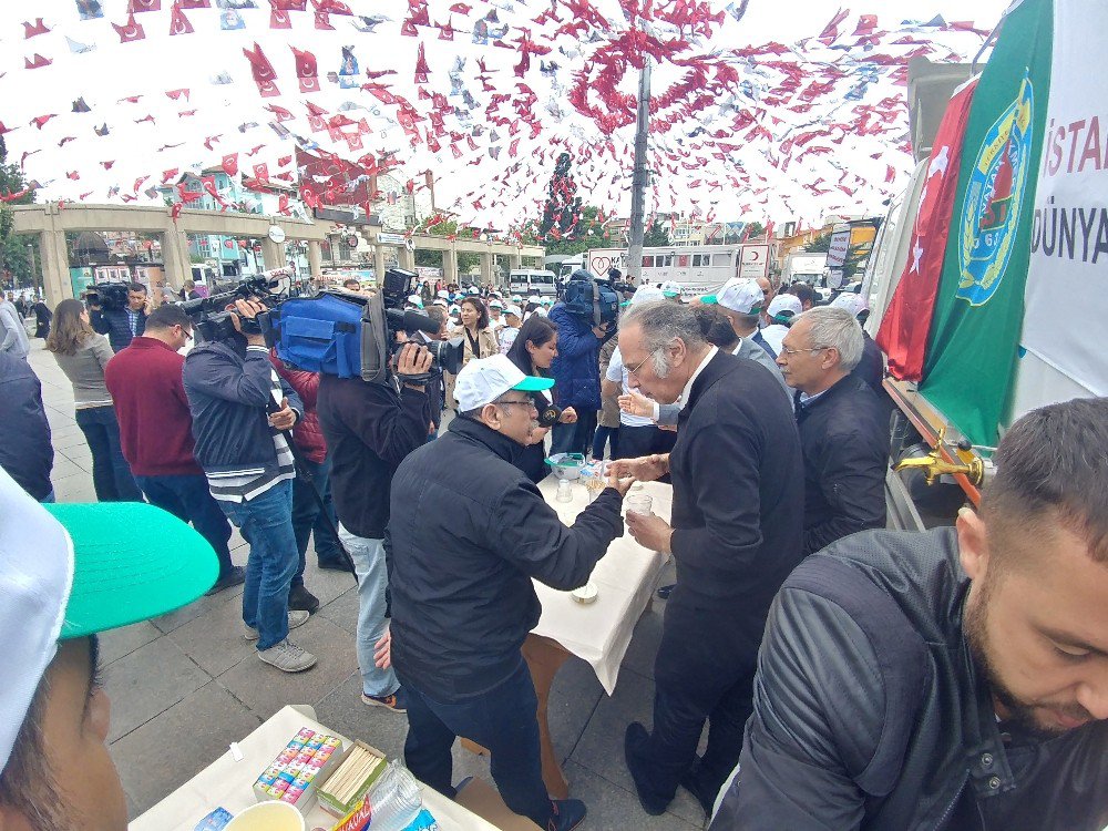 Bakırköy Meydanı’nda 30 Tonluk Tankerle Sıcak Süt Dağıtıldı